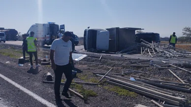 Konya'da kamyon devrildi, odunlar yere saçıldı