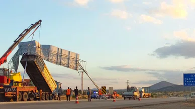 Konya'da damperi açık tır levhaya çarptı