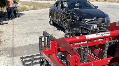 Otomobil tarım aletine çarptı: Büyük maddi hasar çıktı