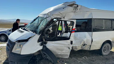 Ağrı'da yola kontrolsüz çıkan minibüs tırla çapıştı: 1'ağır, 3 yaralı