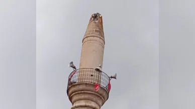 Cami minaresine yıldırım düştü