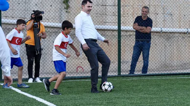 Bakan Kurum çocuklarla futbol oynadı
