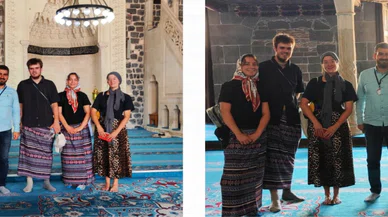 Yabancı turistler camiye yine etek giyerek girdi