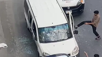 Husumetlisinin önünü kesti, sonra çekiçle saldırdı