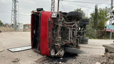 Freni boşalan kamyon devrildi