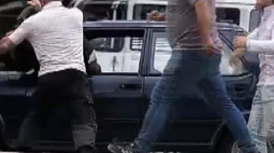 Sürücüyü aracın camından çıkarıp, dövdüler