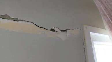 Yaşanan deprem evlerde hasar oluşturdu