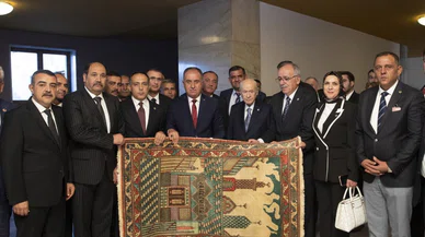 Devlet Bahçeli’ye Konya’dan anlamlı hediye: 55 yıllık el dokuması