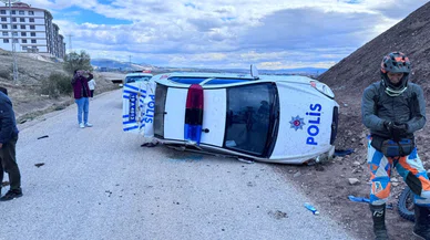 Polis arabası kovalamaca sırasında devrildi: 2 polis yaralı