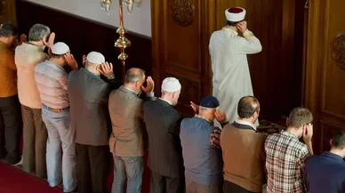Camiye gelip imamı bıçakladılar