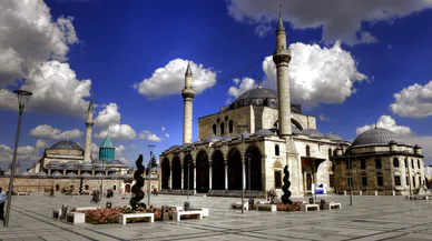 Mevlana Müzesi doldu taştı. Vatandaşlar avluya sığmadı