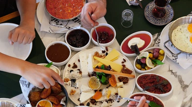Konya manzarasında kahvaltı keyfi 680 TL'den başlıyor. Çay 15, kahve 45 TL
