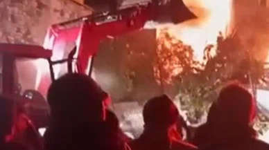 Konya'da gecenin karanlığını yangından yükselen alevler aydınlattı. 3 ev kül oldu