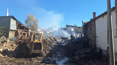 Başkan Altay ve Milletvekili Özer yangından etkilenen köyü ziyaret etti