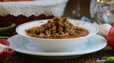 Konya'nın pahalı lezzeti bamya çorbasını öğrenmeyen kalmayacak. Ustası olmak çok kolay
