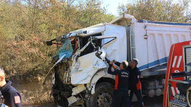 Korkutan kaza: TIR'ların arasında kalan şahsı itfaiye  itfaiye kurtardı
