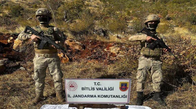 Bitlis'te sahaya çıkan komando PKK'nın cephaneliğini buldu