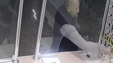 Sadaka kutusunu çalan utanmaz kamerada