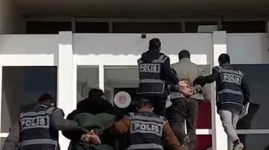 İstiklal Marşı okunurken ayağa kalkmaya 2 şahıs gözaltına alındı
