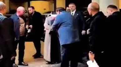 Cübbeli Ahmet Çakıcı'nın elini öpmeye çalıştı