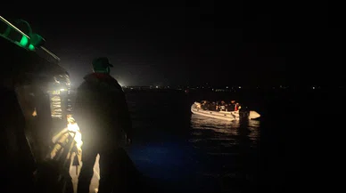 Akdeniz'de 22 düzensiz göçmen lastik botta yakalandı