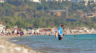Sonbaharın sonlarında Antalyalılar denizin keyfini çıkardı