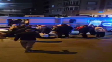 Tramvay altında kalan şahıs raylarda kurtarıldı