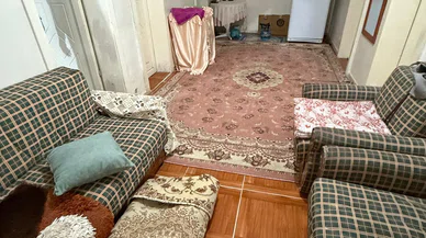 Isınmak için evin içinde yaktıkları mangal sonları oldu