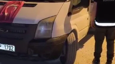 Aracına astığı Türk bayrağı göçmen kaçakçısını kurtaramadı