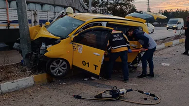 Konya'da ticari taksi direğe çarptı, yaralılar var