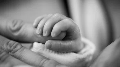 Cani anne bebeğinin biberonuna tiner koydu. Bebeğin iç organları eridi