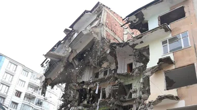 Malatya'da bir bina tazyikli su sebebiyle yıkıldı