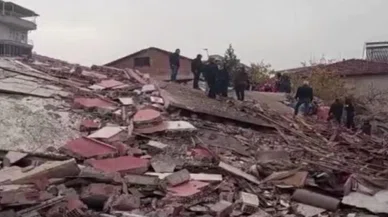 Ağır hasarlı binanın yıkımı sırasında kepçe operatörü enkaz altında kaldı
