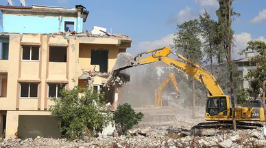 Konya'da risk taşıyan binalar tek tek yıkılacak. Belediye düğmeye bastı