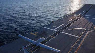 Türk SİHA'sı TCG Anadolu'nun pistine indi