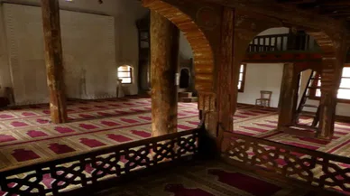 Elinde bıçakla camiye giren şahsın müezzini fırça ile kovalayıp, kapı camını kırdığı anlar kamerada