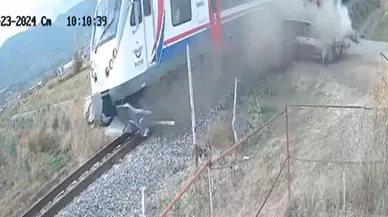 Yolcu treni otomobile çarptı. Kaza anı kamerada