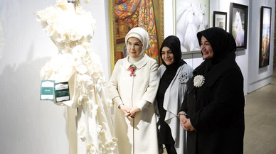 Emine Erdoğan, Çınar Uluslararası Kültür ve Sanat Derneği'nin karma sergisinin açılışını yaptı