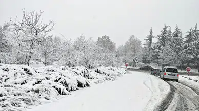Konya'da kar yağışı yolları kapattı. Tır ve çekicilere geçiş izni verilmiyor