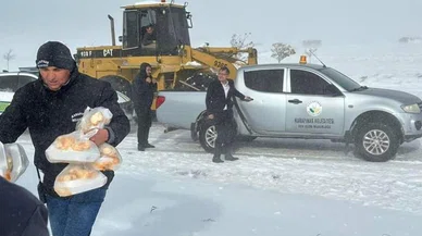 Konya'da düğün yemeği yolda kalan sürücülere nasip oldu. Kara kışta içleri ısıtan görüntüler