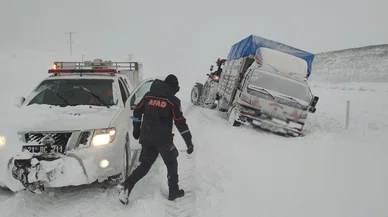 Konya'nın kırsalında kar ve tipi çilesi sürüyor. Ekipler ihbarlara yetişmeye çalışıyor