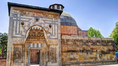 Konya’ya 1250’li yıllardan kalan, çini işlemeli Karatay Medresesi