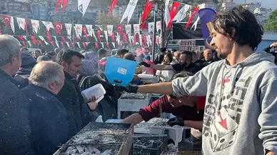 5 yıldır düzenlenen 'Hamsi Festivali' 10 ton hamsiyle vatandaşa ziyafet verdi
