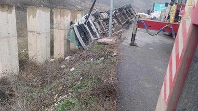 Şarampole devrilen tırda yüklü talaşlar yola saçıldı