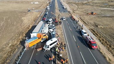 Van'da katliam gibi zincirleme kaza: 51 yaralı