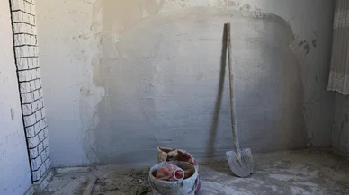 Duvarı kırıp 35 yıllık kapı komşusunun eşyalarını çaldı