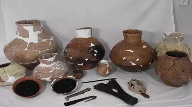 7 bin 800 yıllık binada toplu objeler bulundu