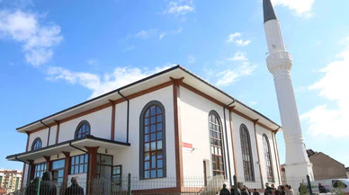 Görenler bir daha bakıyor. Konya'da farklı mimariye sahip olan cami ibadete açıldı