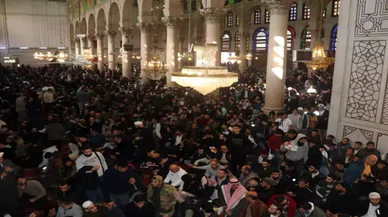 Suriye'de ilk cuma namazı kılındı. Şam'ın simgesi Emevi Cami'sine yoğun ilgi