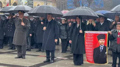 Atatürk'ü anma töreni yağmur altında gerçekleşti